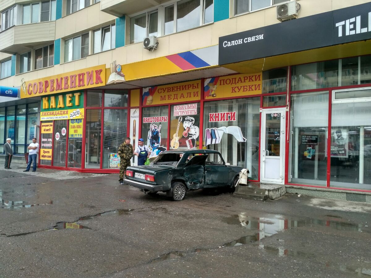 В Волгограде «семерка» с Первой продольной въехала в магазин | 09.06.2017 |  Волгоград - БезФормата