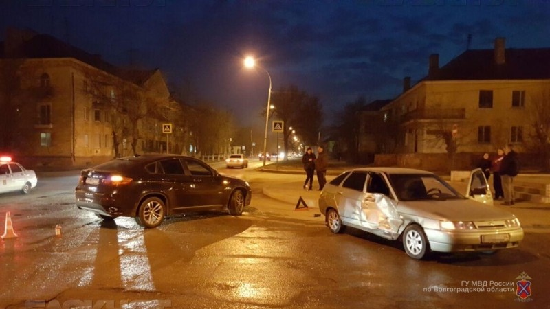 19-летняя автоледи из Волгограда протаранила БМВ X-6