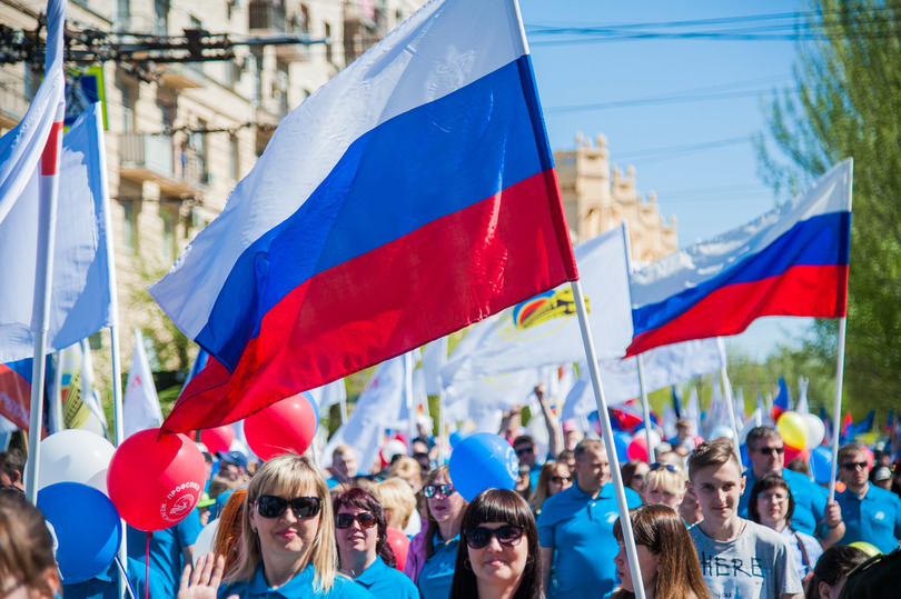 2 июня волгоград. Шествие на 12 июня Волгоград. Волгоградцы. Волгоград в июне. Волгоград патриотическое.